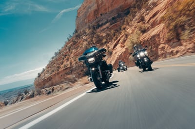 2026_enthusiast-heritage-classic-liberty-edition-2026_26-group-flhx-flhc-flhlt-riding-0123-abjc-1