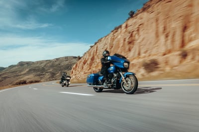 2026_street-glide-2026_26-flhx-riding-0028-abjc