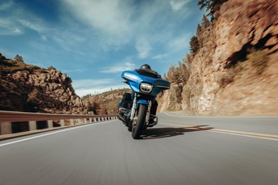 2026_street-glide-2026_26-flhx-riding-0526-ab