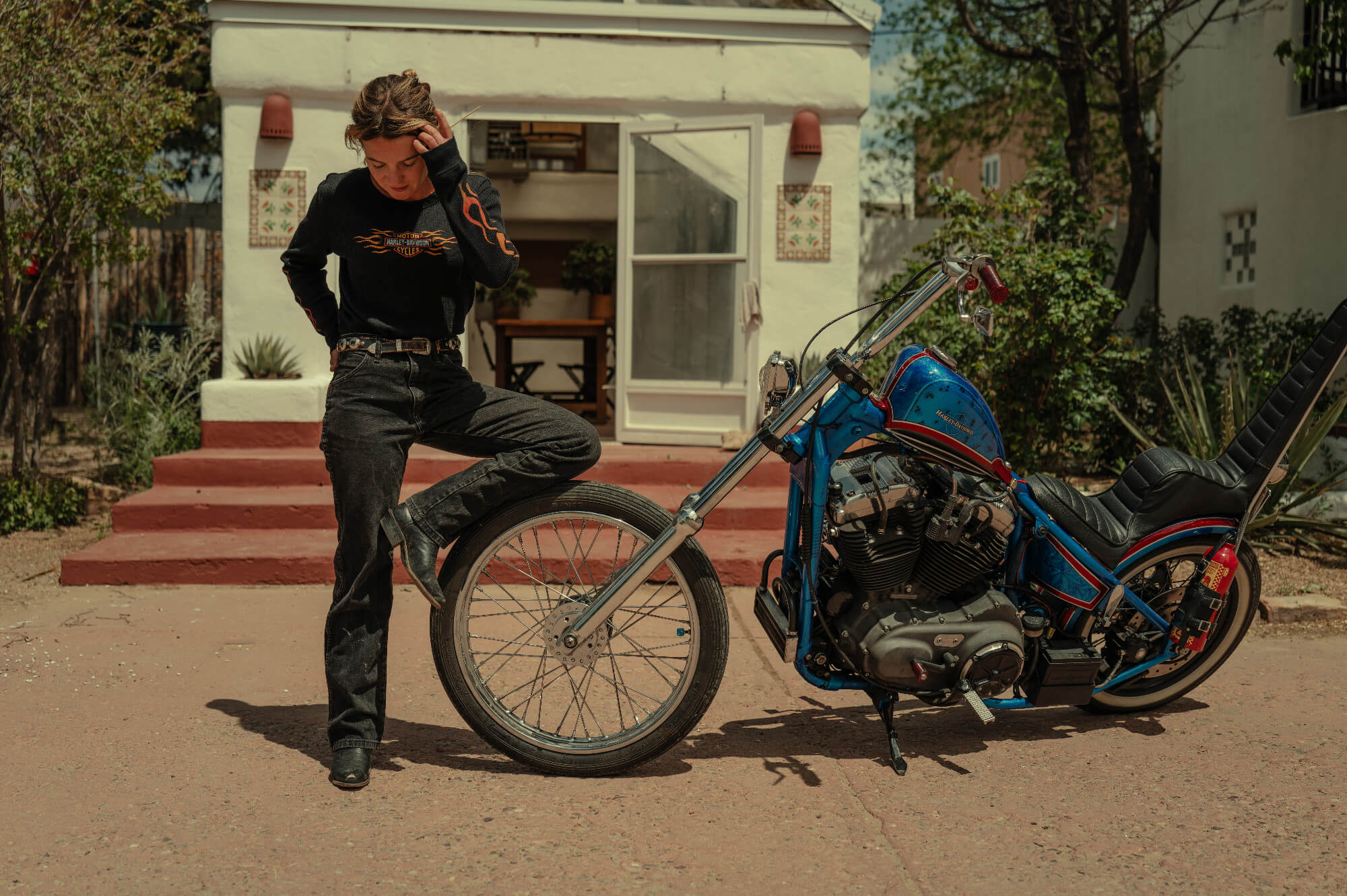 frau-mit-knie-auf-bike